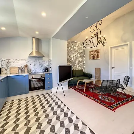 Murailles & Jacuzzi فيلة كامينيا